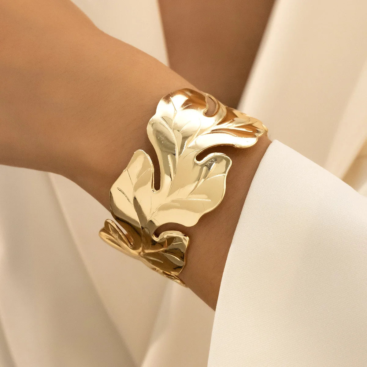 Retro Exaggerated Leaves Open Metal Bracelet